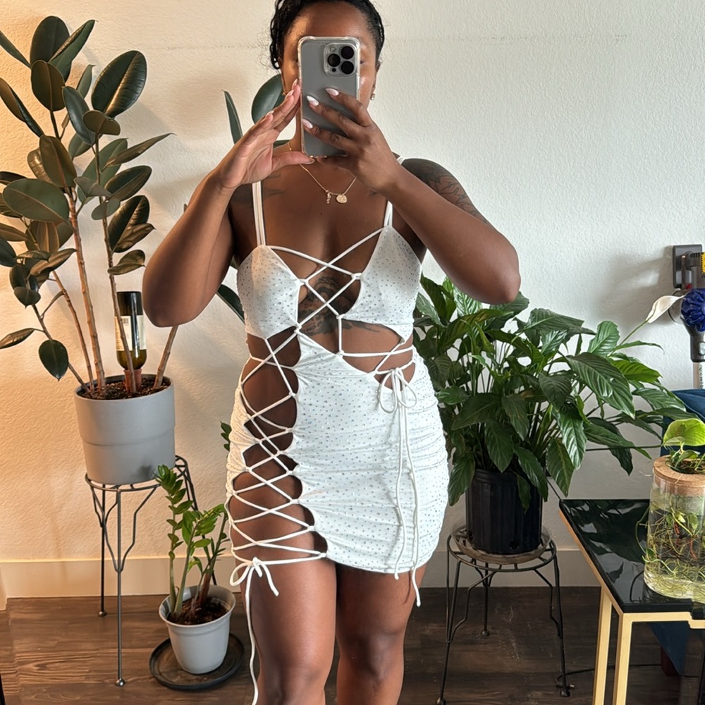 ✨NEW W/O TAGS✨ White rhinestone cutout dress